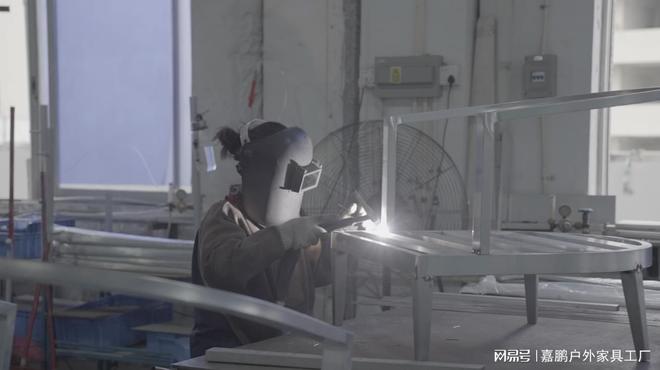 2025 户外家具供应链布局 嘉鹏源头工厂双基地产能筑稳市场根基 聚焦防腐材料技术创新